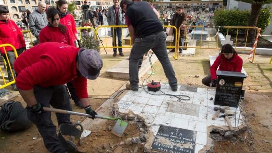 Inicio de los trabajos de excavación de la fosa número 22 del cementerio de Paterna.