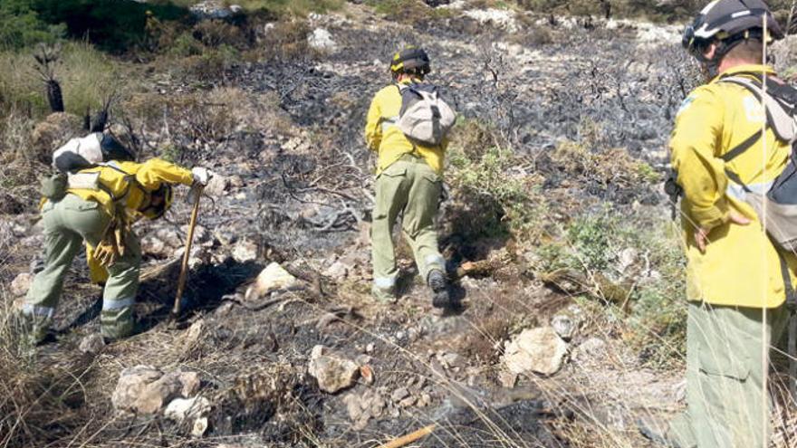 El fuego se mantenía ayer estable y la extinción tardará unos diez días