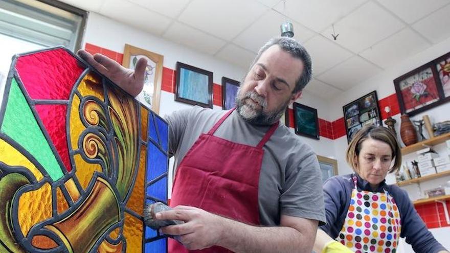 El estudio cuenta con dos meses de trabajo para emplomar y emansillar y otras dos de luz para pintar. Los empleados que comparten día
a día con José Luis Camacho Torres inmersos en su jornada.
