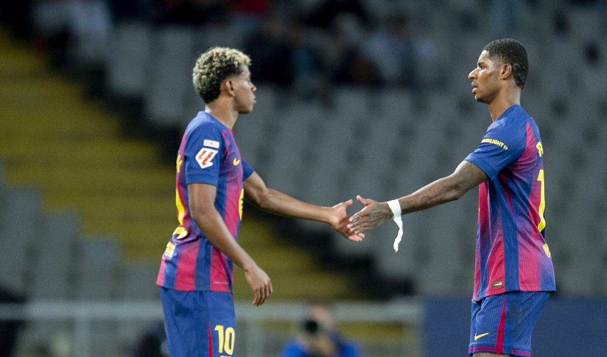 Lamine Yamal saluda a Rashford al ser sustituido durante el partido de liga frente al Elche en el estadio Lluís Companys. Fotografía de Jordi Cotrina
