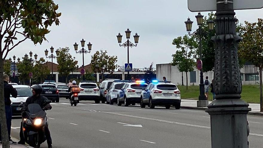 Se escapa arrastrando a un policía y protagoniza una peligrosa persecución en Oviedo