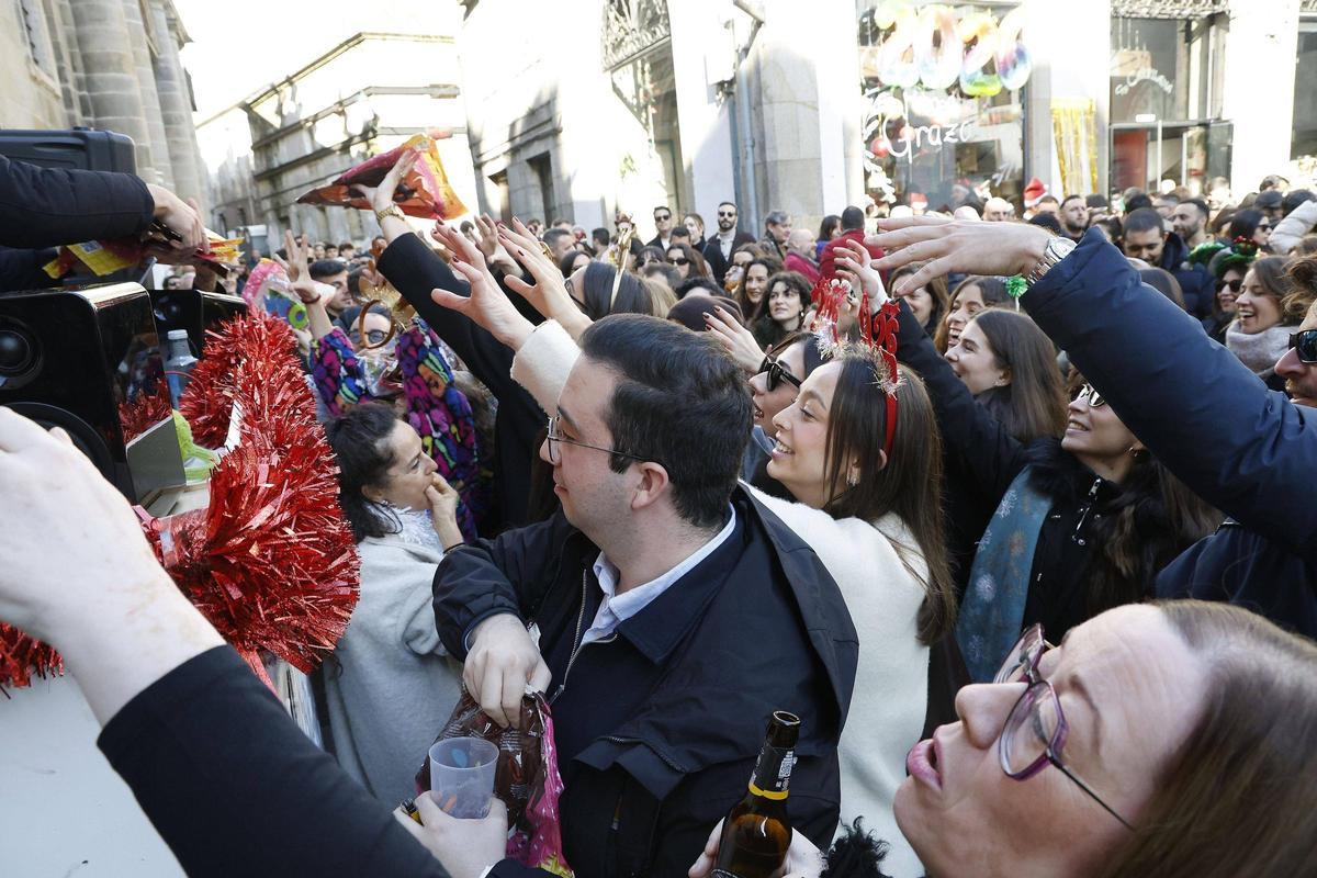 Lleno total para celebrar la "Tardevieja" en la zona vieja