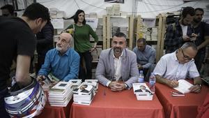 Aramburu, Vila y Joan Coscubiela, este lunes en la caseta de La Central, en la Rambla de Catalunya.