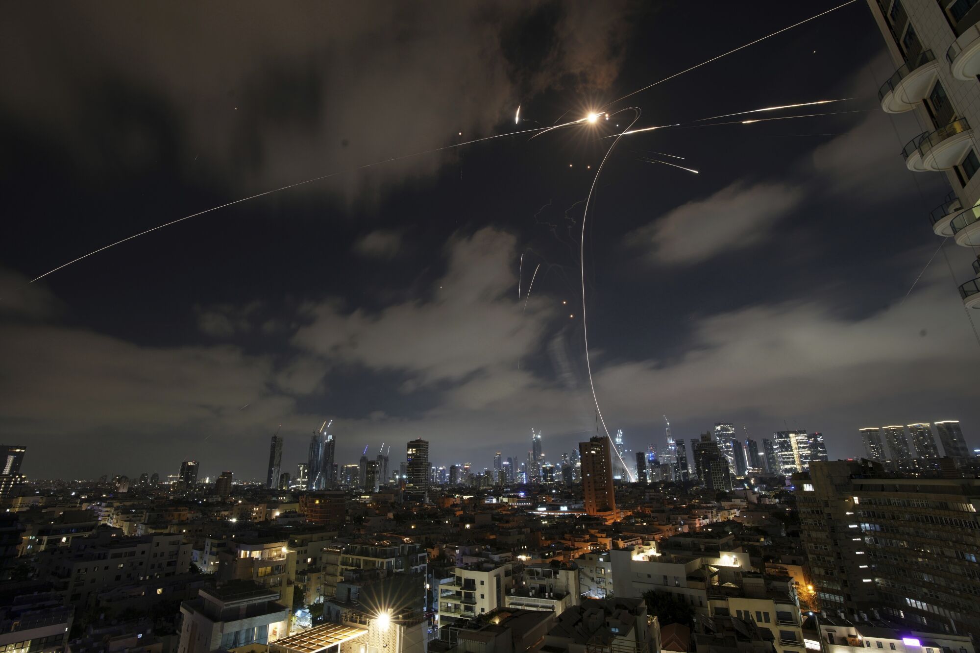 Israeli Iron Dome air defense system fires to intercept missiles over Tel Aviv, Israel, early Sunday, June 15, 2025. (AP Photo/Ohad Zwigenberg) Associated Press / LaPresse Only italy and spain. EDITORIAL USE ONLY/ONLY ITALY AND SPAIN