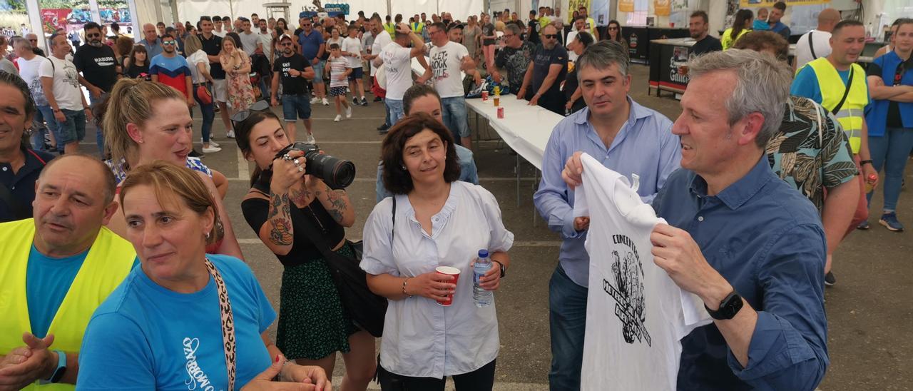 Alfonso Rueda con la camiseta de la concentración que le regaló la organización.