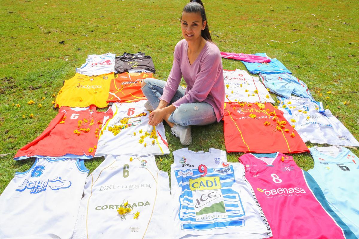 Sara, en el campo de fútbol de su Guillán natal, con muchas de las camisetas que vistió en su carrera.
