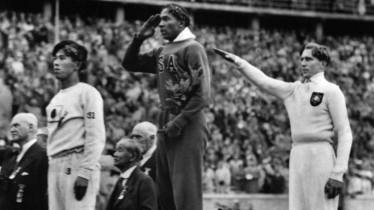 Jesse Owens, entre el japonés Naoto Tajima y el alemán Luz Long, en el podio de la final de longitud de los Juegos de Berlín 1936.