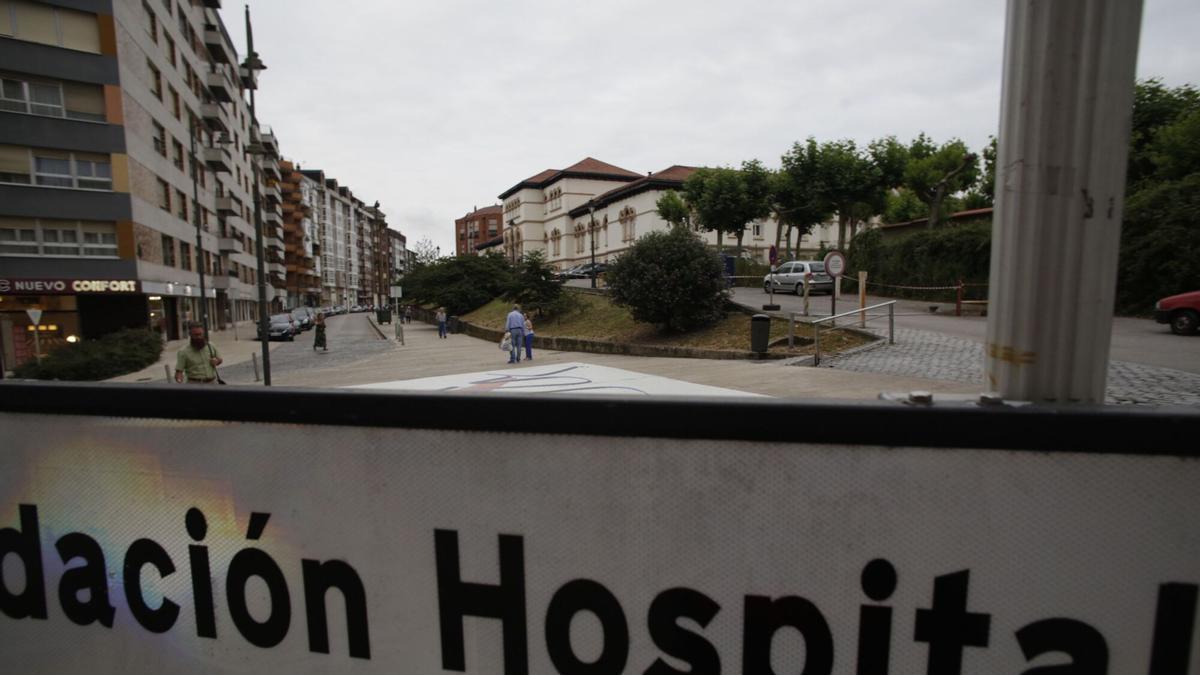 El Hospital de Avilés desde Fernández Balsera.