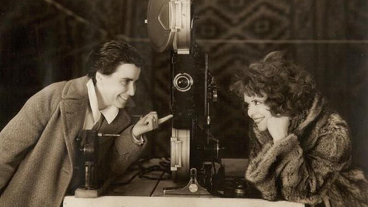 La directora estadounidense Dorothy Arzner, con la actriz Clara Bow