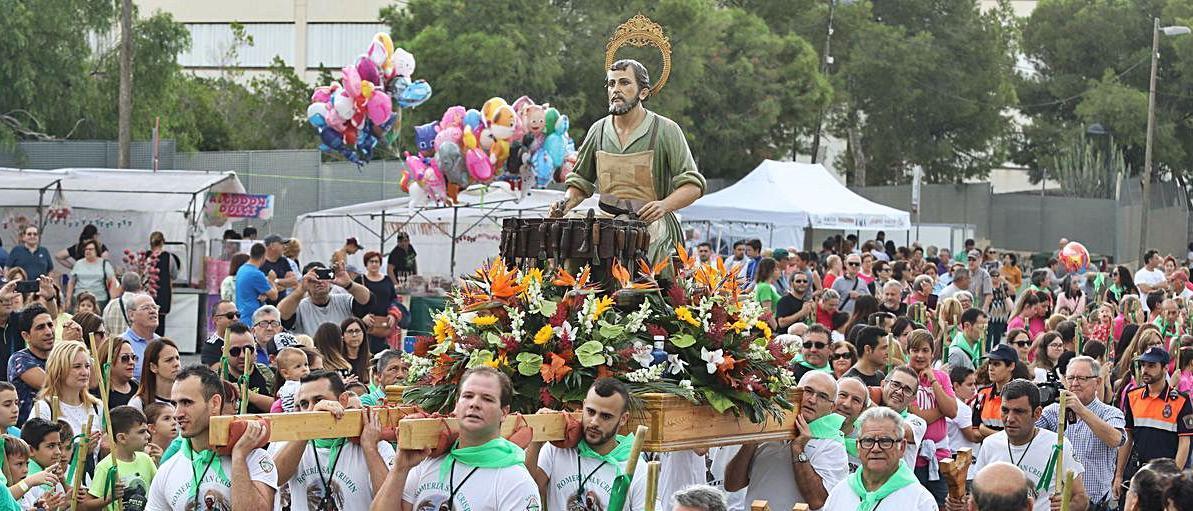 Cientos de vecinos junto al patrón en la última romería que pudo celebrarse, en 2019.  | ANTONIO AMORÓS