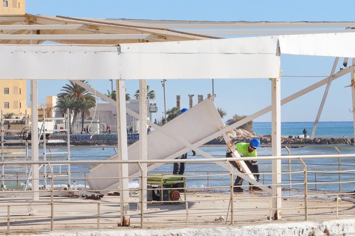 Trabajos de desmontaje y demolición del Kiosco El Tintero en la playa del Cura de Torrevieja por parte del servicio provincial de Costas