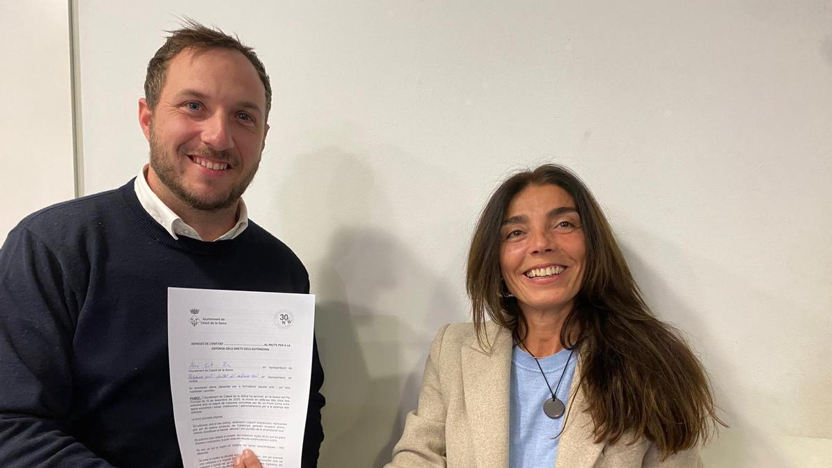 El regidor de Promoció Econòmica de Cassà, Àlex Font, i la coordinadora de la Plataforma 30N a Girona, Maria Ramos, durant la signatura de l’adhesió al Pacte pels Autònoms.
