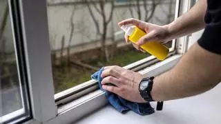El truco viral para quitar el polvo de los raíles de las ventanas