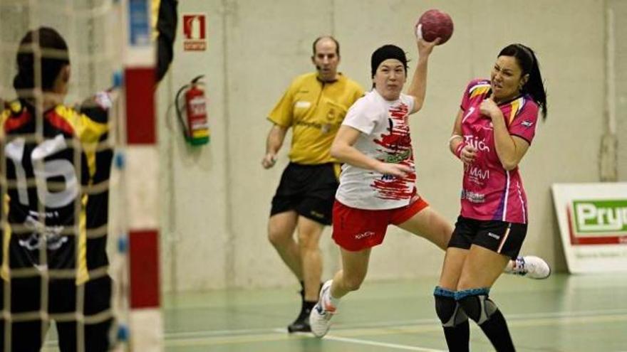 La extremo del Balonmano Gijón Carlota lanza a portería.