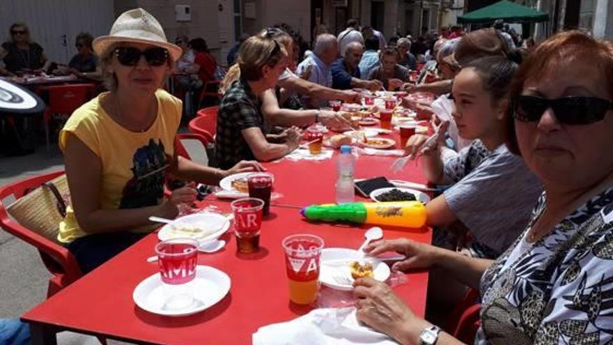 Los vecinos también participan activamente en la muestra.