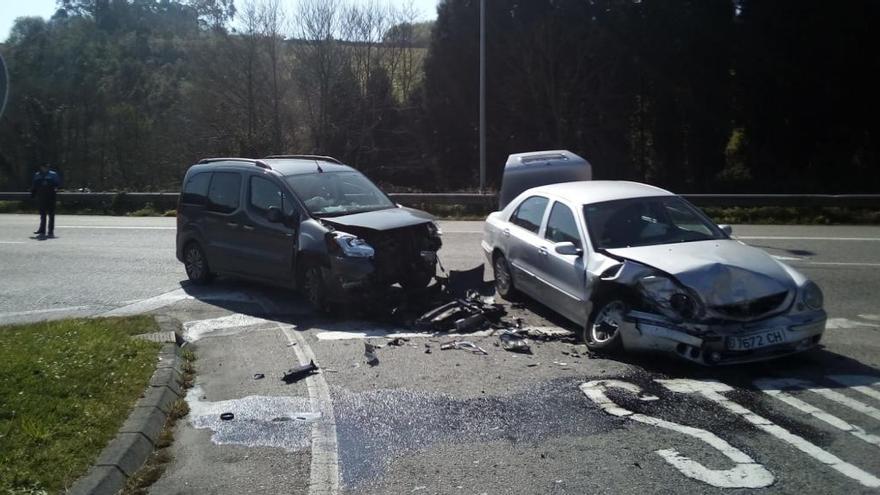 Los vehículos implicados en el accidente de tráfico en Luanco.