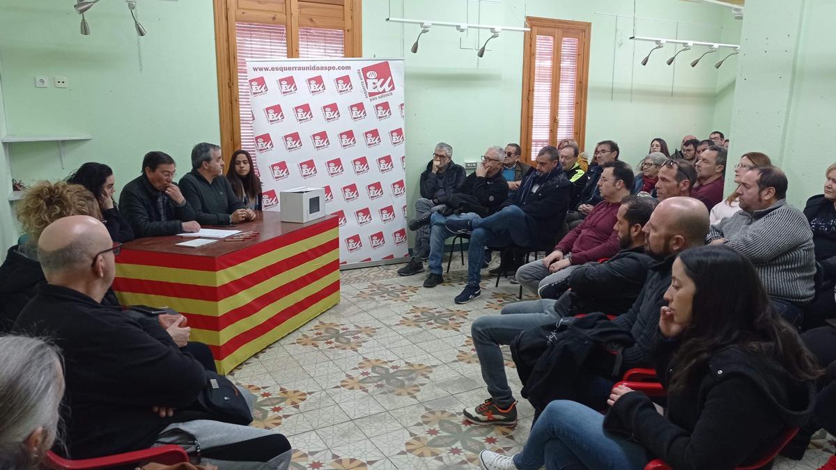La asamblea de EU en Aspe que ha reelegido a Antonio Puerto como candidato a la Alcaldía.