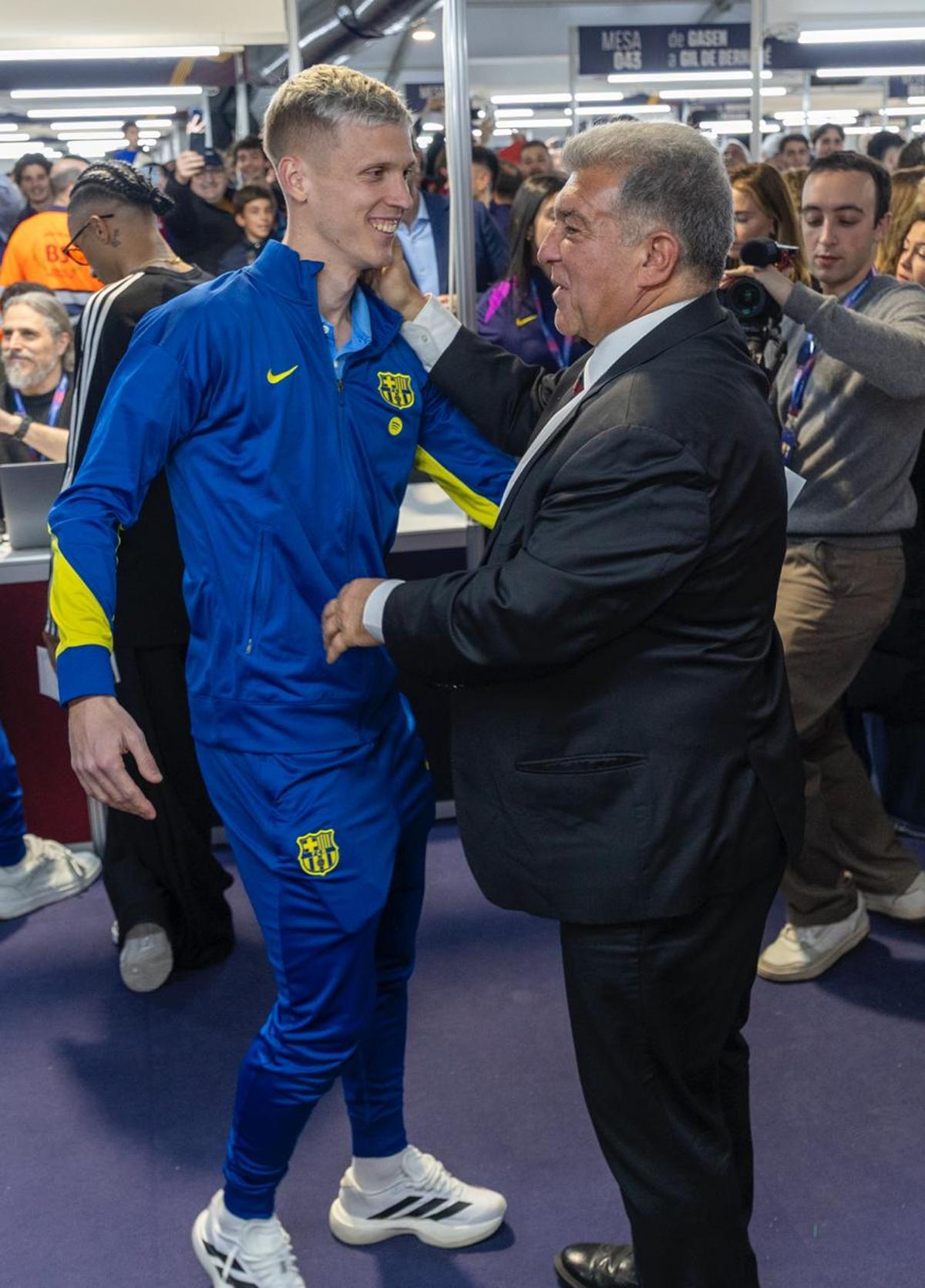 ¡Hansi Flick y los jugadores ejercen su derecho a voto junto a Joan Laporta! ¡Hansi Flick y los jugadores ejercen su derecho a voto junto a Joan Laporta!