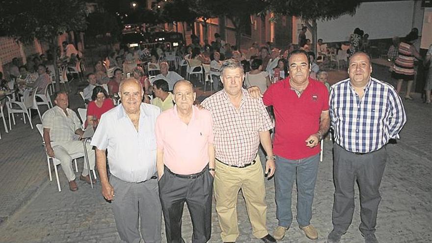 Ambiente popular en la verbena de la AVV de Vecinos Haza de Gracia