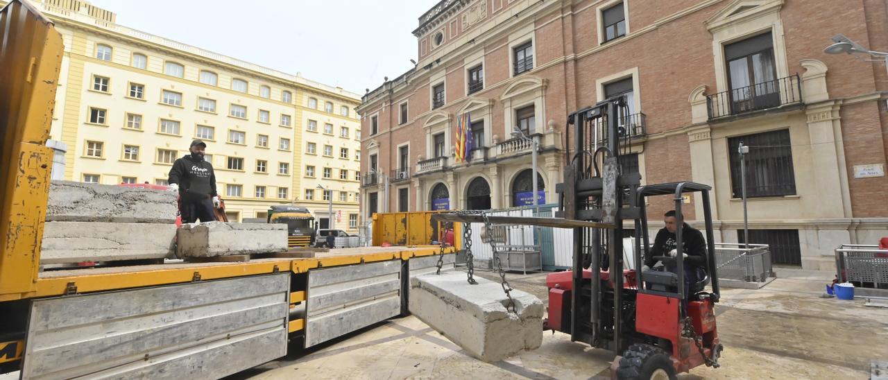 Desmontaje de carpas en la plaza de las Aulas.