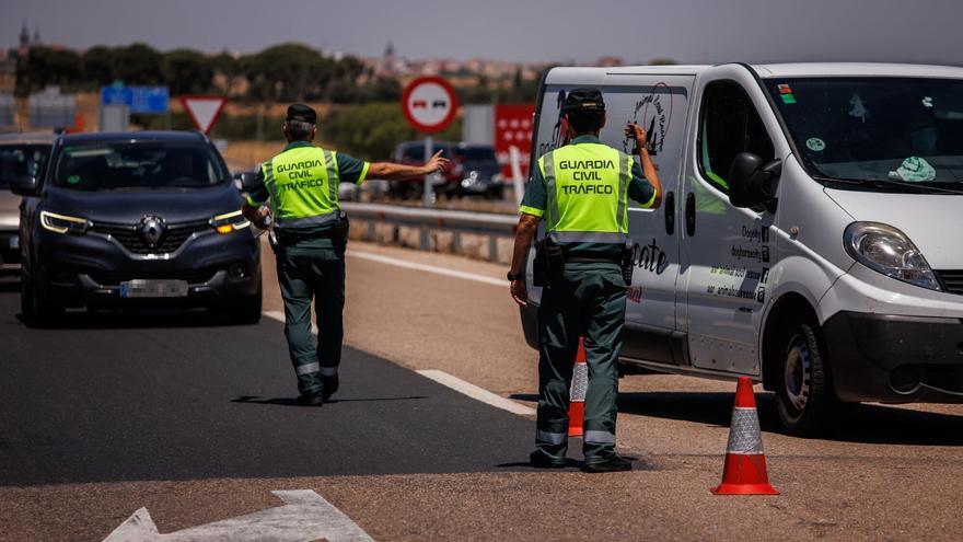 Multado con 200 euros por llegar al semáforo a la velocidad adecuada, frenar, pero no fijarse en la nueva S-991c: la Guardia civil extrema la vigilancia