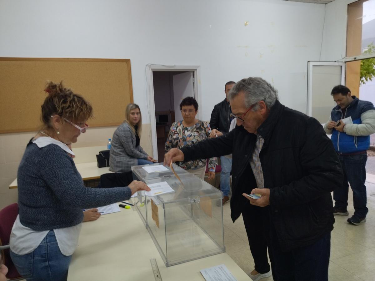 Felipe Sepúlveda, de 71 años, el primer votante de la Vall d'Ebo