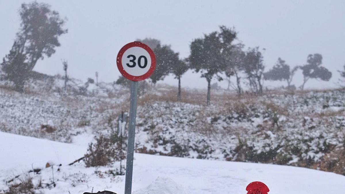 Dues persones fan un ninot en una carretera plena de neu a Alacant.