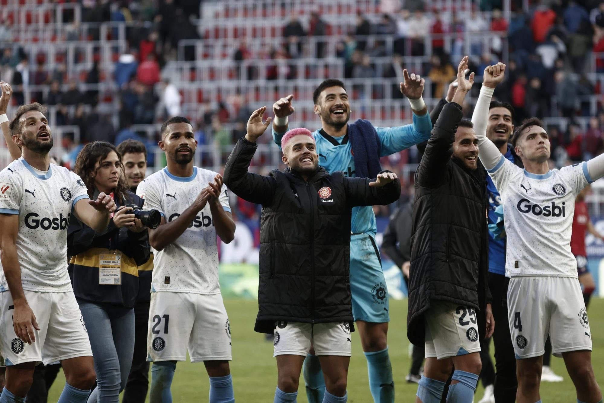 Els jugadors del Girona celebren amb la seva afició la victòria al Sadar que els ha valgut el lideratge de la Primera Divisió