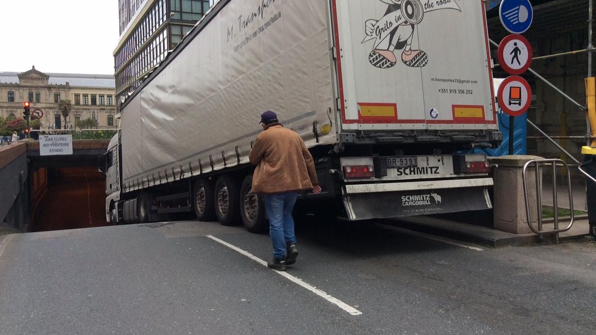 Camión atascado este mediodía en el acceso al túnel de Juana de Vega. / Víctor Echave