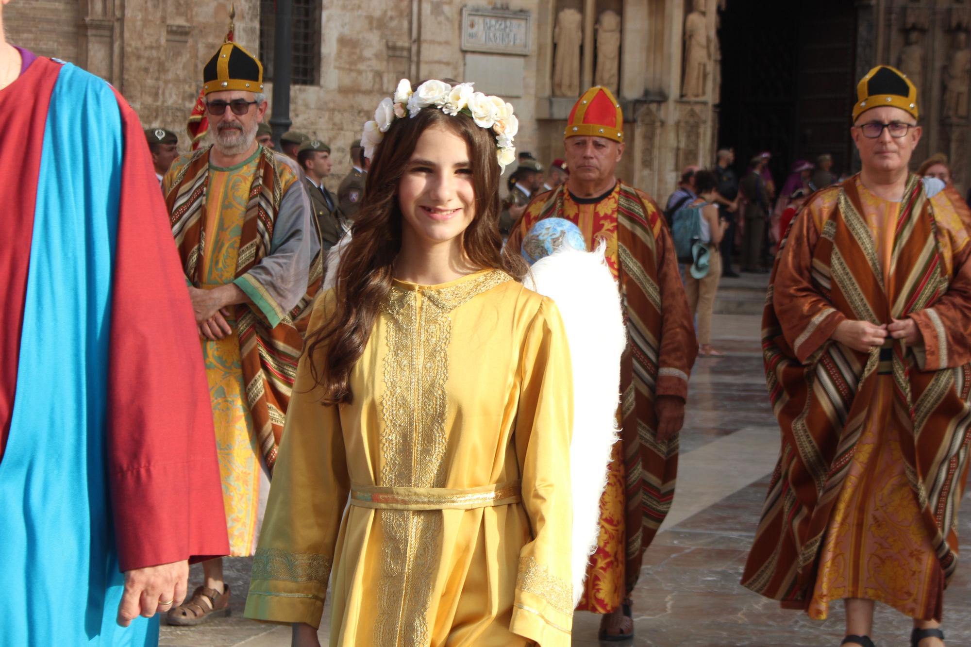 Carmen, Nerea, la reina de Saba y el Ángel del Desierto, en la procesión del Corpus