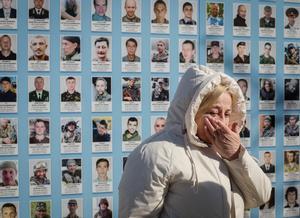 La gente visita el Muro del Recuerdo para conmemorar el Día de los Voluntarios en honor a los combatientes muertos que se unieron a las fuerzas armadas ucranianas.