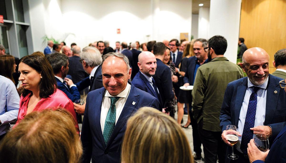 Los invitados durante el cóctel de la gala de los Premios Málaga 2024
