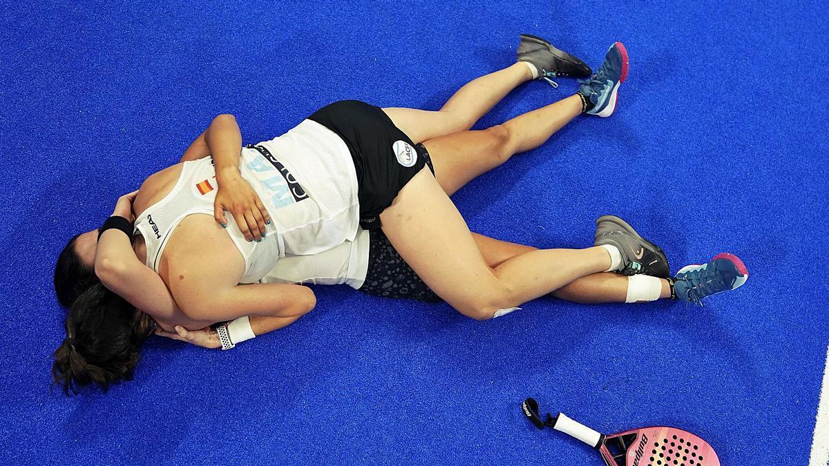 Las campeonas, abrazadas 
sobre la pista de 
la Fonteta.  world padel tour