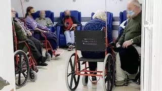 El Hospital de Alicante dobla camas y utiliza espacios de las nuevas Urgencias, y los de Elche rozan el lleno