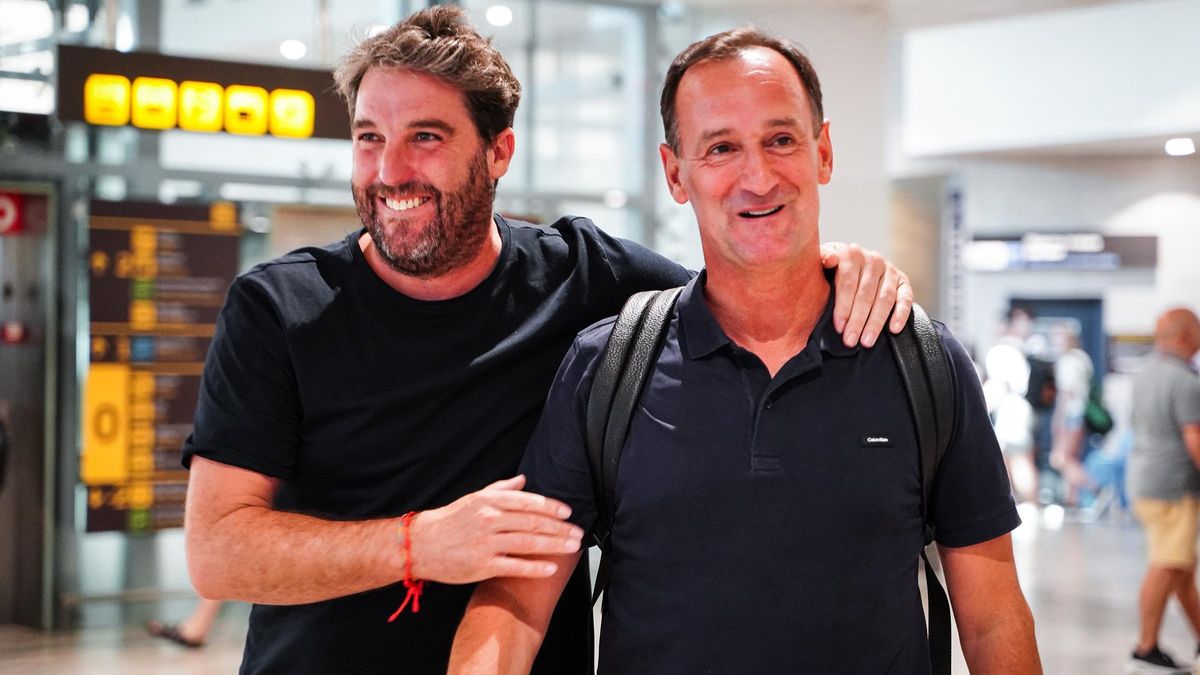 Asier Goiria, director deportivo del Real Murcia, junto a Joseba Etxeberria en su llegada al aeropuerto.