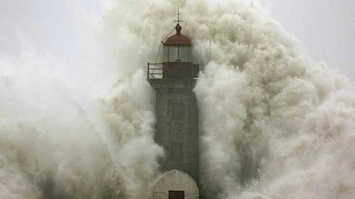 Onada gegant a la Costa de Morte gallega.