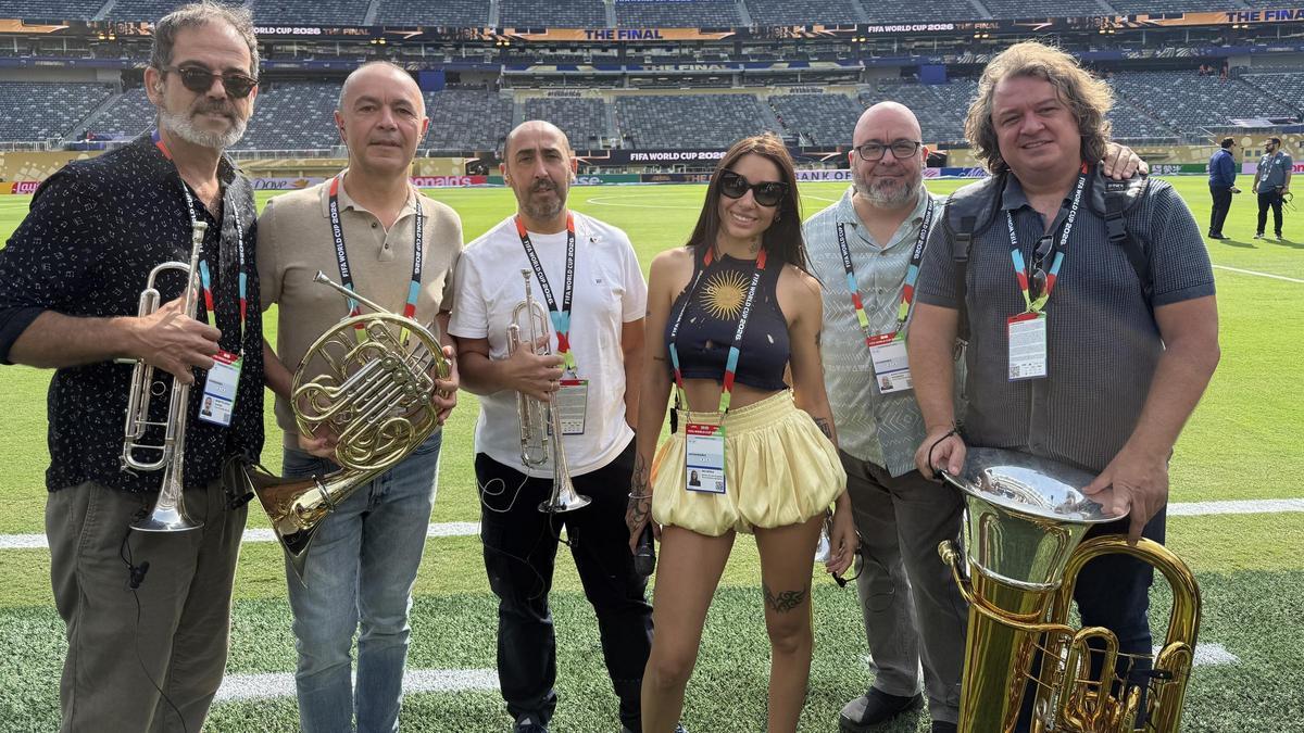 Spanish Brass con la cantante argentina María Becerra, que cantó el himno de la selección de su país.