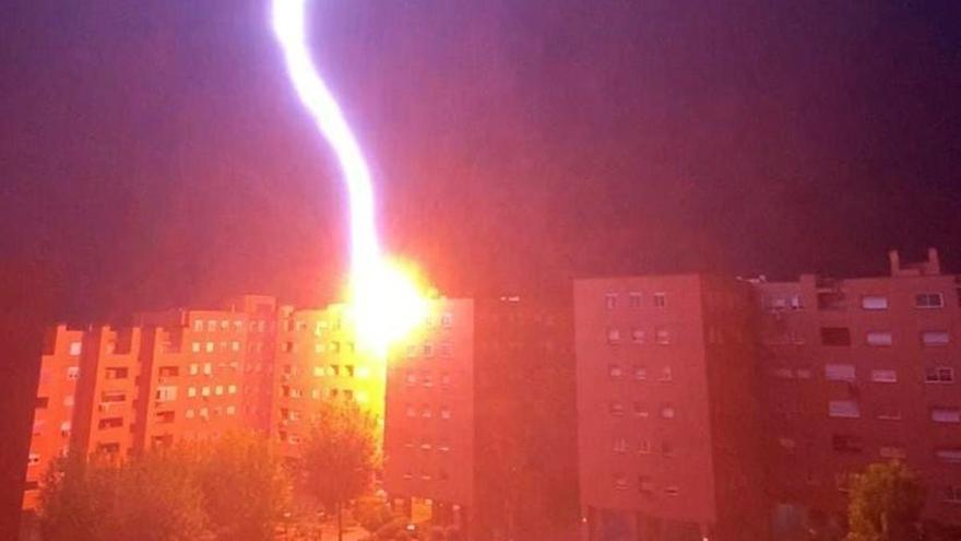 El impresionante momento en el que un rayo impacta contra un edifico en Madrid