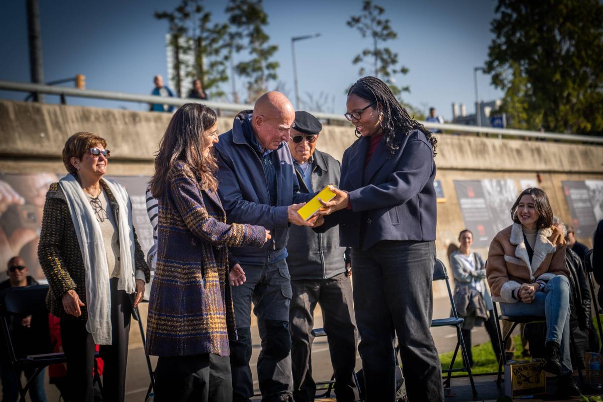 Catalunya Mirades Solidàries ha celebrado un homenaje póstumo al fotógrafo Joan Guerrero en Santa Coloma de Gramenet. La asociación ha inaugurado una exposición de Guerrero en el Parc Fluvial del Besòs y ha entregado el I Premio Joan Guerrero al fotógrafo brasileño Sebastiao Salgado. 
