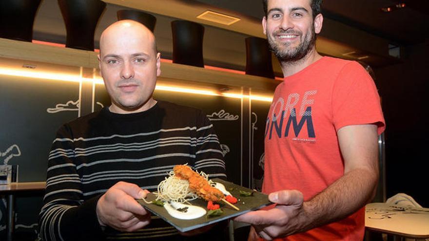 El cocinero Víctor Romero (i) y el dueño del restaurante, Camilo Corbal, con la tapa ganadora.
