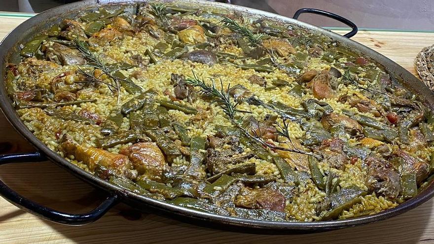 El barrio de San Julián de Sevilla esconde en una de sus plazas una auténtica casa de arroces valencianos.