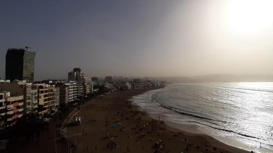 Calima en la playa de Las Canteras (2/2/2021)