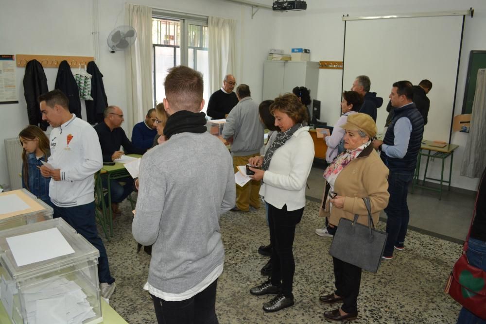 Los murcianos acuden a las urnas para votar en las