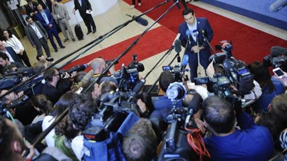 Alexis Tsipras se dirige a la prensa en Bruselas al finalizar el maratoniano Consejo Europeo.