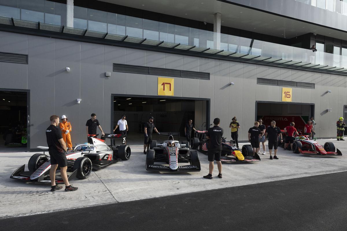 Pilotos de Fórmula 3 en la zona de 'pit-lane' de Madring.