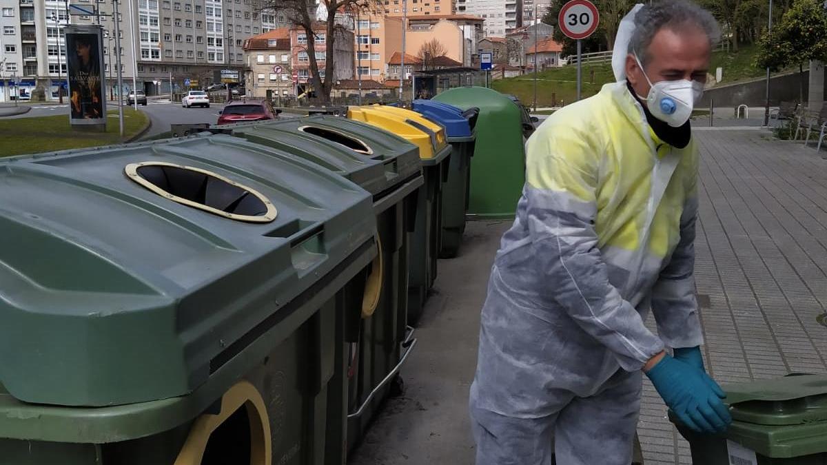 Recogida de basura de afectados. // FdV