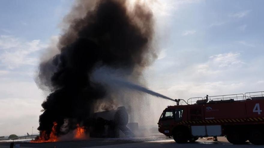 Simulacro en el aeropuerto para extinguir un incendio en el motor de una aeronave