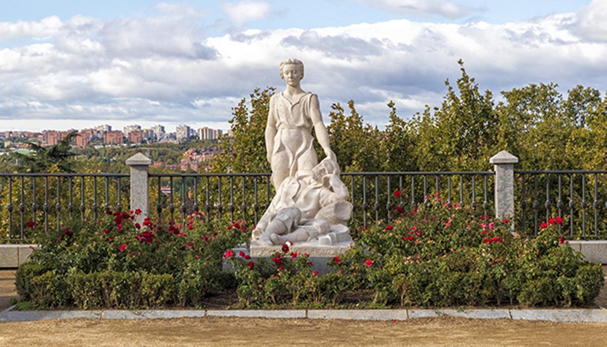 Cerca del mirador se encuentra 'El sueño de San Isidro', una obra realizada por el escultor Santiago Costa en 1952
