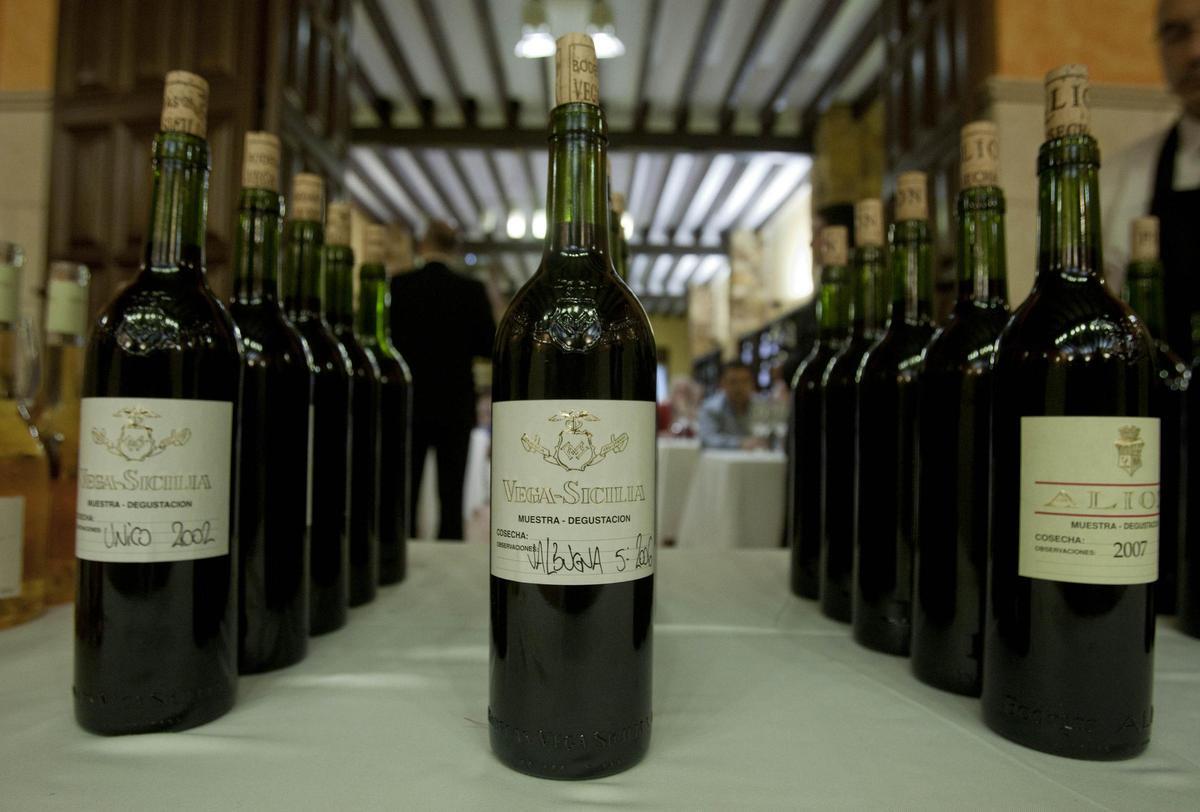 Botellas de Vega Sicilia en una cata de vinos en Alicante.
