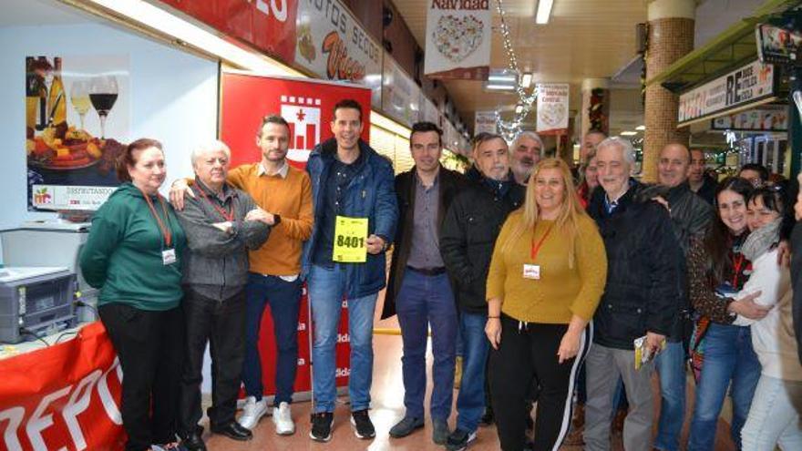 El alcalde de Elda muestra el último dorsal entregado en la San Silvestre.